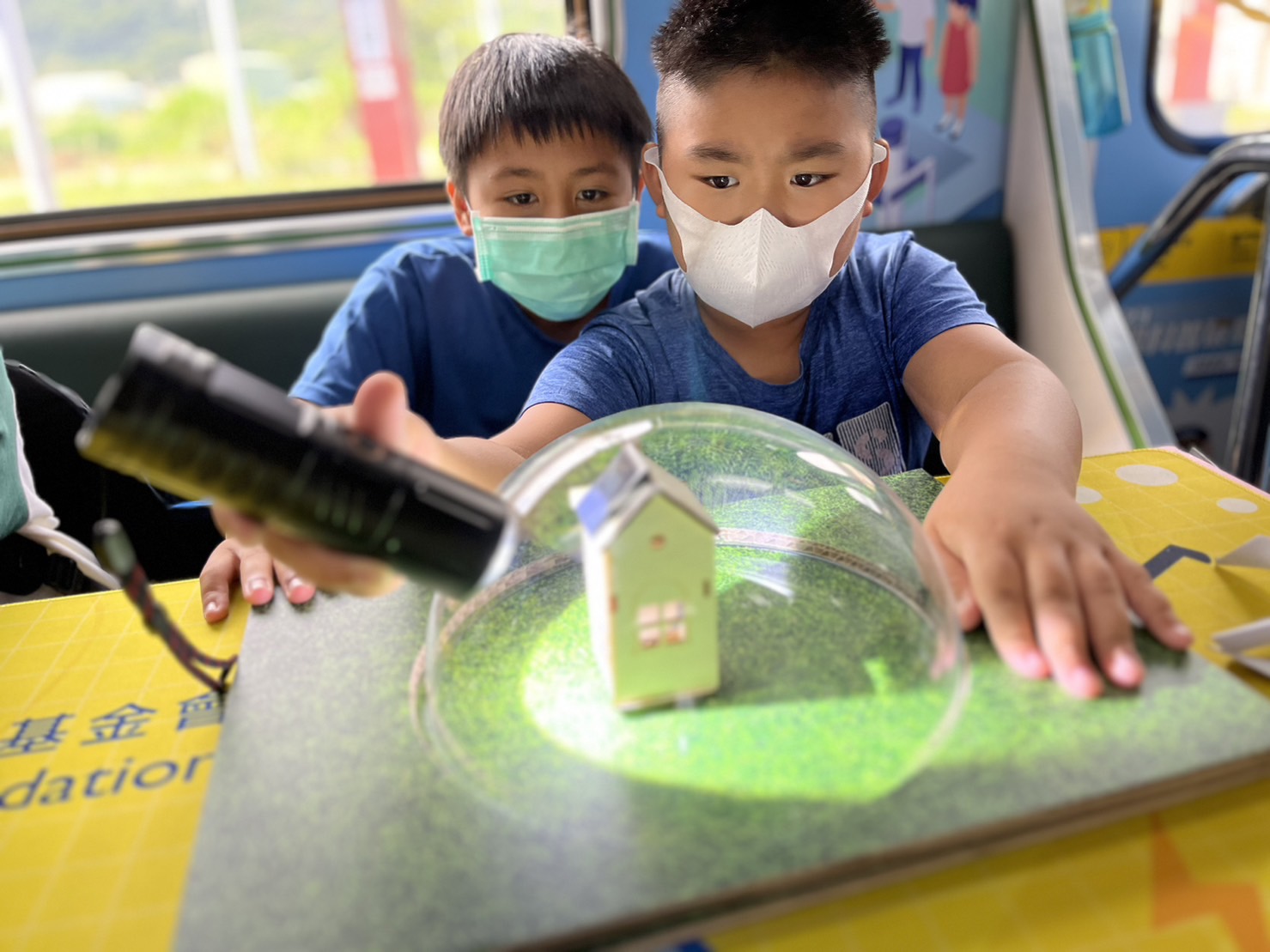 z6mg·人生就是博參與基礎科學主題車廂，以STEAM教學精神，設計「逐日科學家」、「太陽能工程師」以及「淨零建築師」三大能源科普課程和實驗