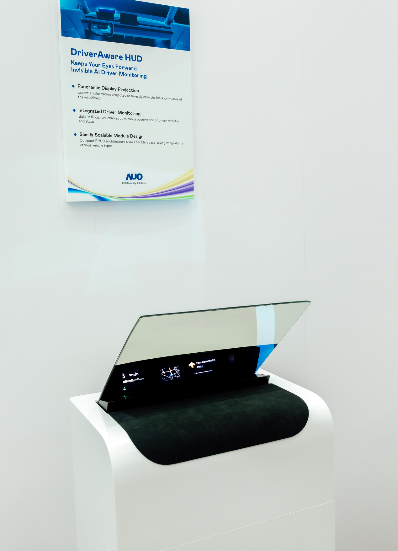 DriverAware HUD结合抬头显示器与隐藏式红外线摄影机，将车速、导航及警示讯息投影于挡风玻璃上，完美对齐驾驶目不离路的视线，同时，透过AI 监控驾驶注意力以提升安全性。